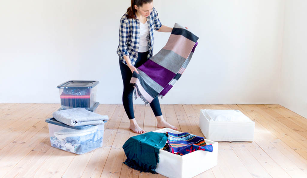 How to pack and store clothes in self-storage